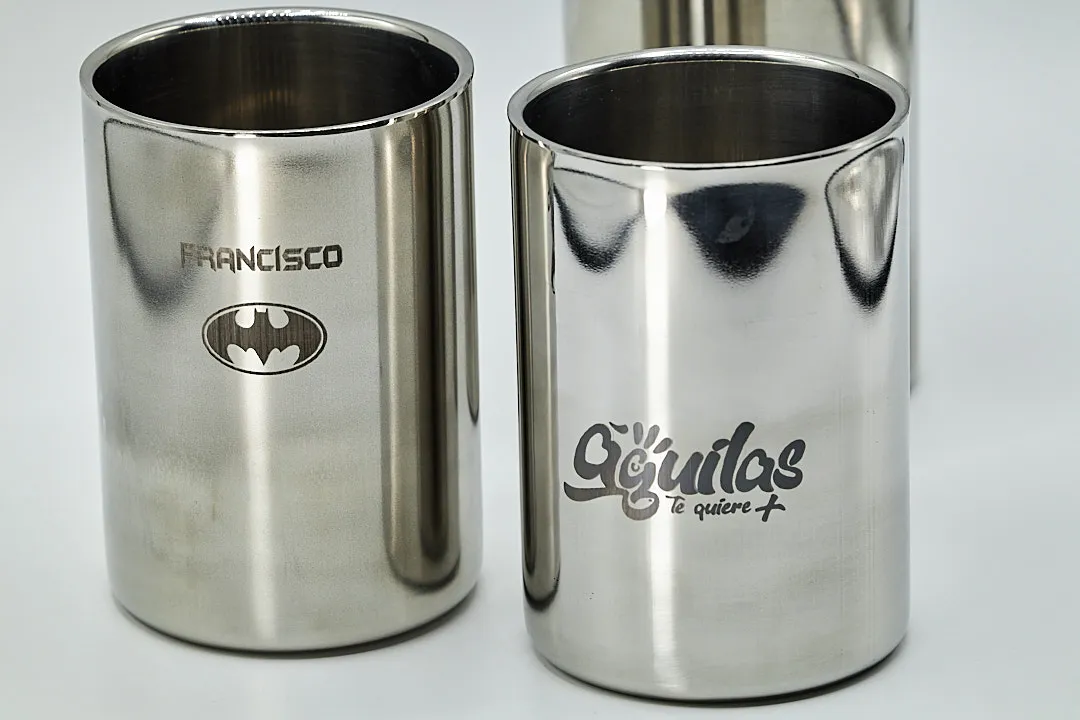Vasos metálicos grabados