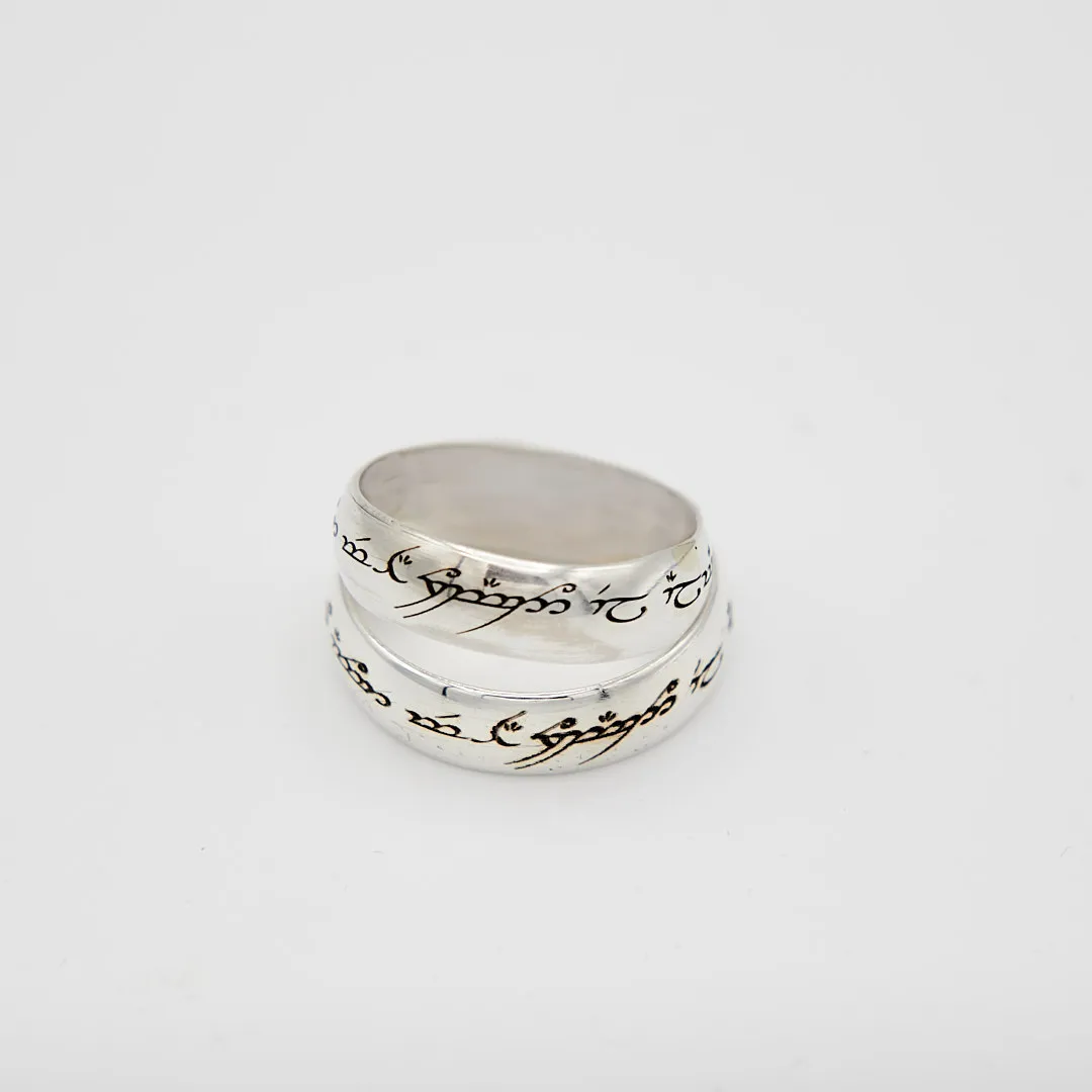 Anillo con letras grabadas